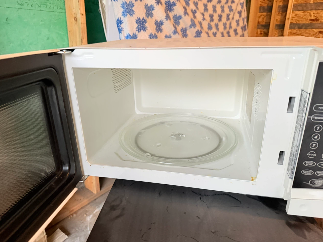 Danby Countertop Microwave - Good Condition - photo 2