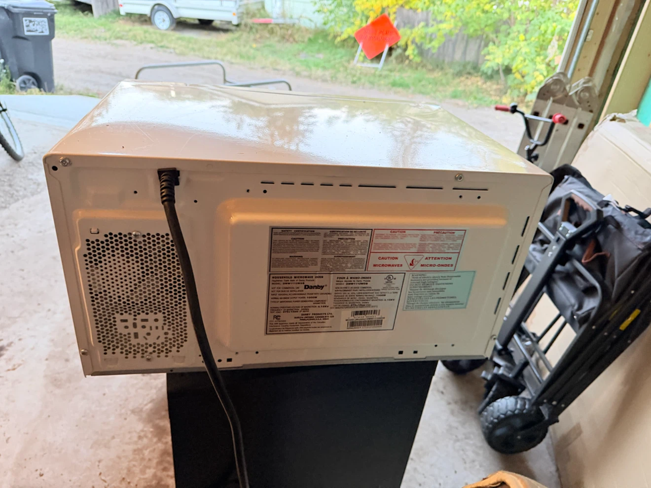 Danby Countertop Microwave - Good Condition - photo 3