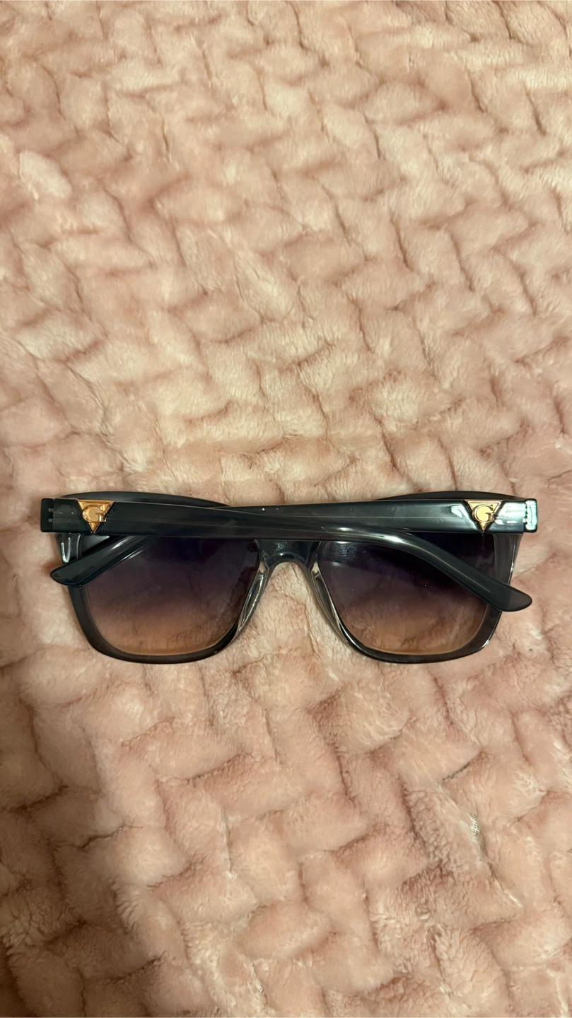 Guess Sunglasses with Case - photo 4