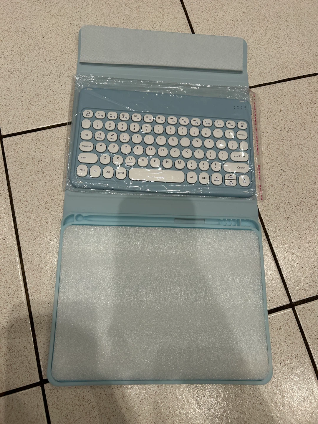 BNIB Light Blue Wireless Keyboard Case for iPad 10th Gen - photo 5