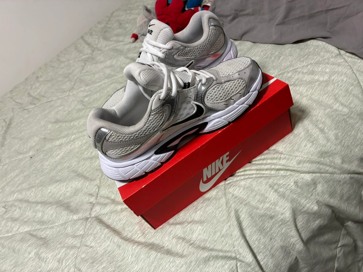 Nike Sneakers White/Silver Size 7Y