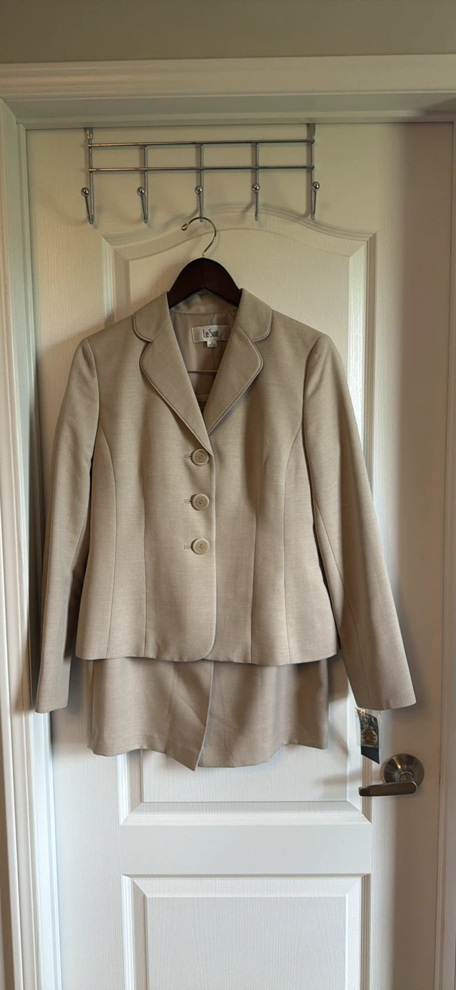 New Le Suit Beige 2-Piece Skirt Suit - size 4