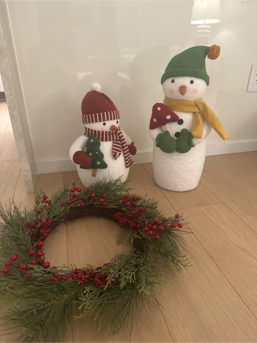 Set of 2 Snowman Figures and Holiday Wreath