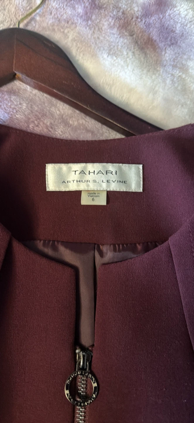 New Tahari Arthur S. Levine Wine 2-Piece Suit -Size 6 - photo 3