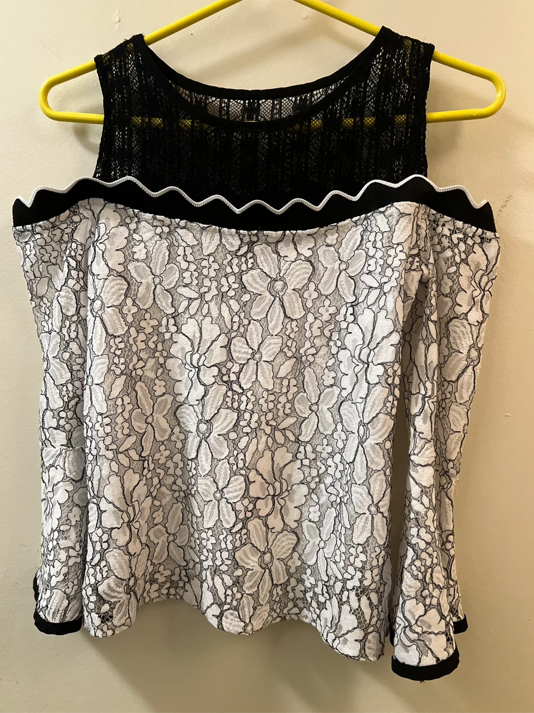 Black and White Lace Cold-Shoulder Top-size Small