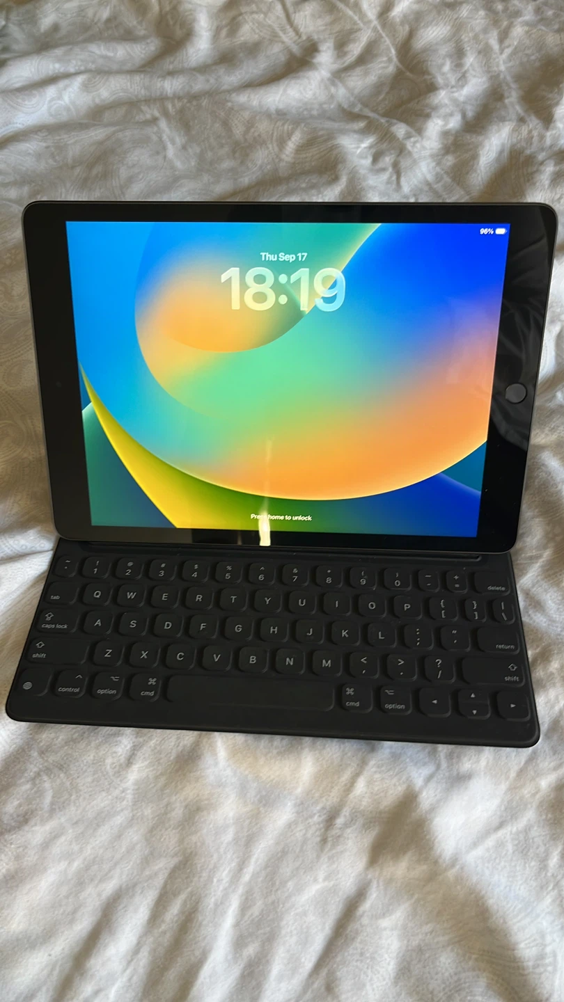 Apple iPad with Smart Keyboard Folio