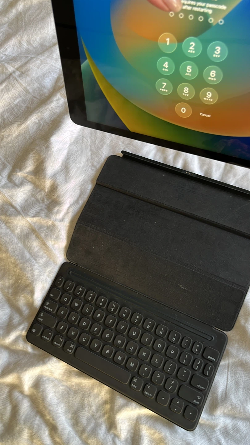 Apple iPad with Smart Keyboard Folio - photo 3