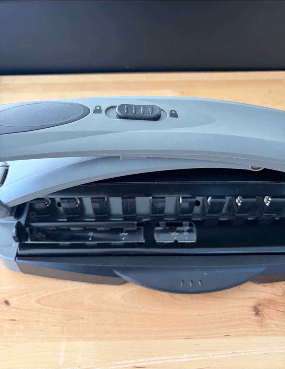 Staples Arc Desktop Paper Punch - photo 2
