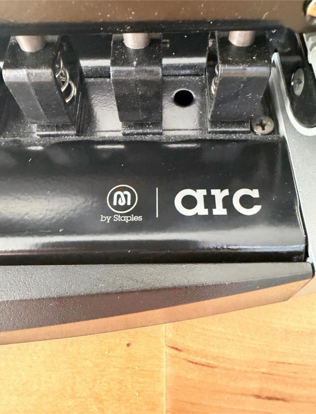 Staples Arc Desktop Paper Punch - photo 3