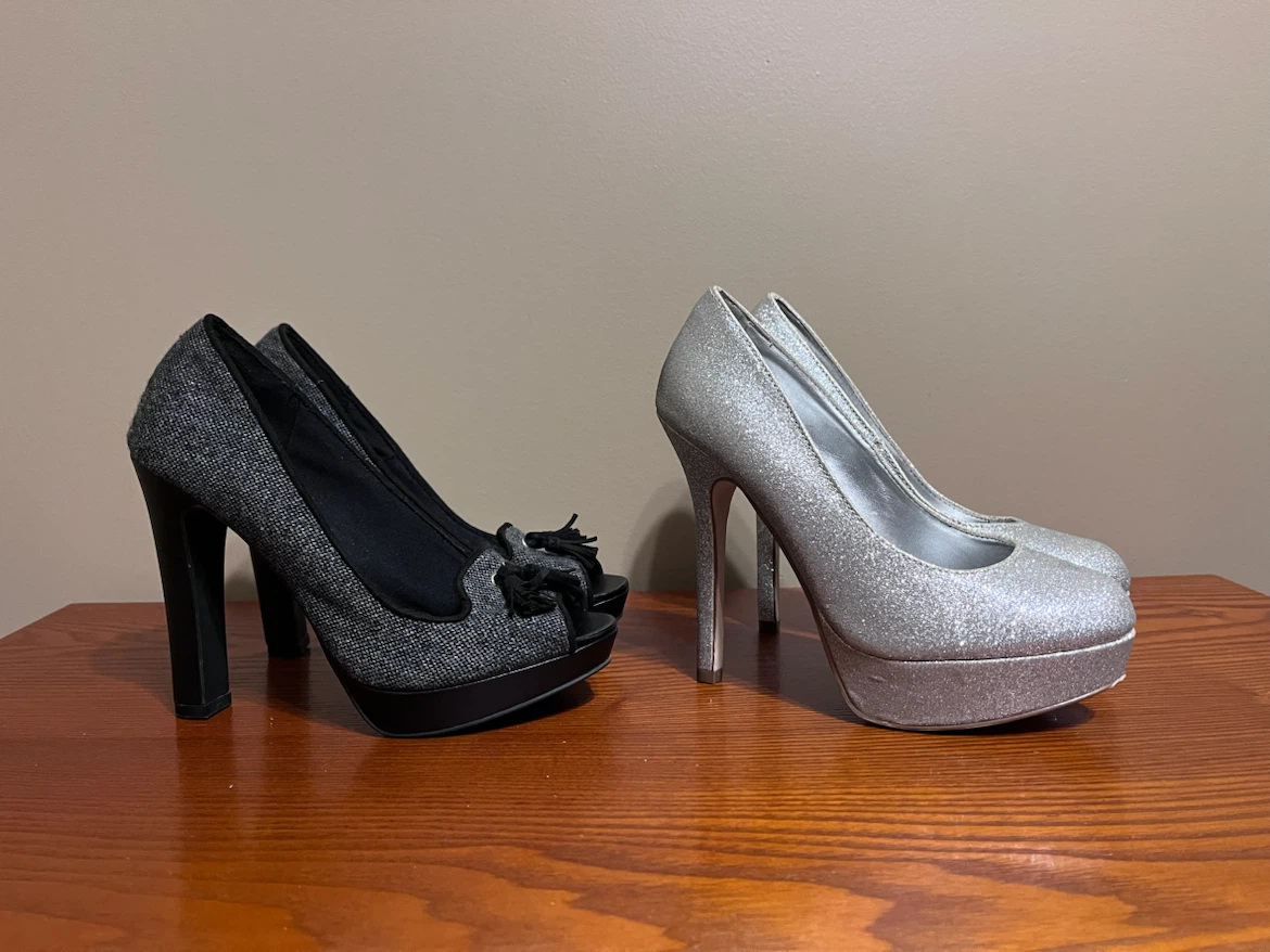 LADIES GREY, SILVER HIGH HEELS (Size 7 & 7W)