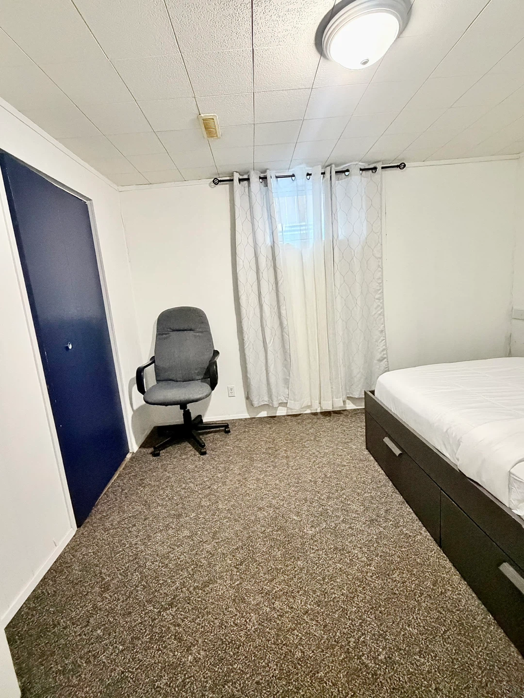 AVAILABLE NOW — Private Bedroom for Rent — $800/month ALL-IN - photo 4