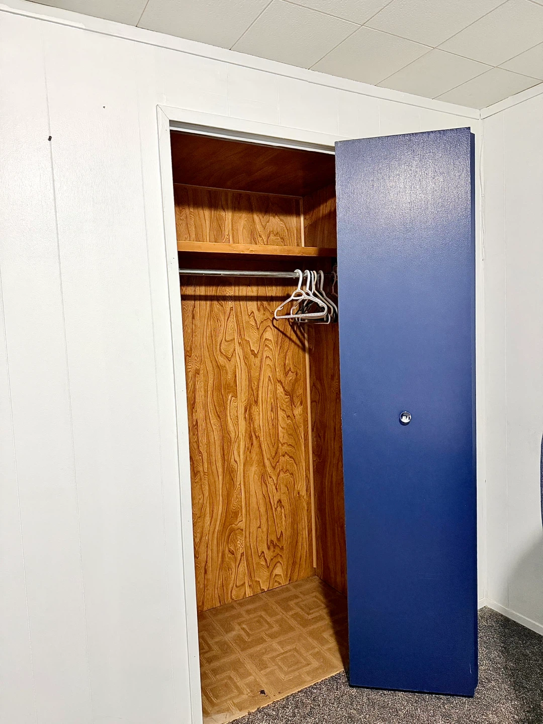 AVAILABLE NOW — Private Bedroom for Rent — $800/month ALL-IN - photo 5