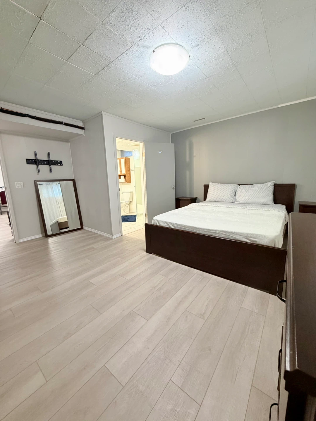 LARGE Private Ensuite Bedroom — $1,100/month ALL-IN - photo 2