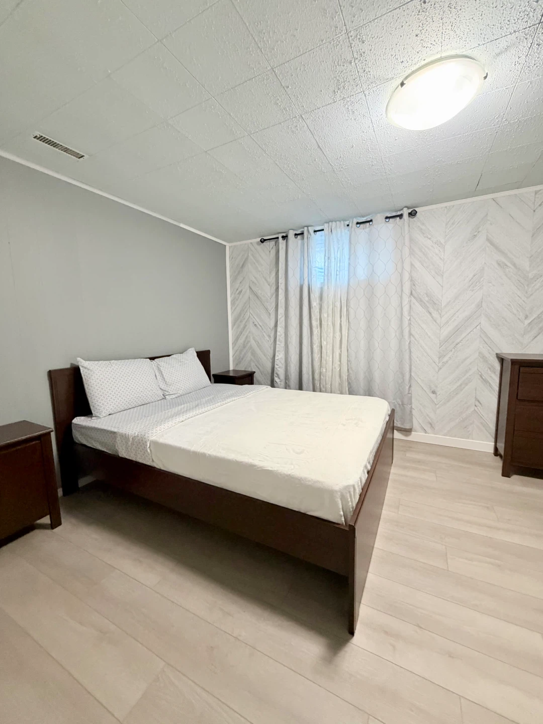 LARGE Private Ensuite Bedroom — $1,100/month ALL-IN - photo 3