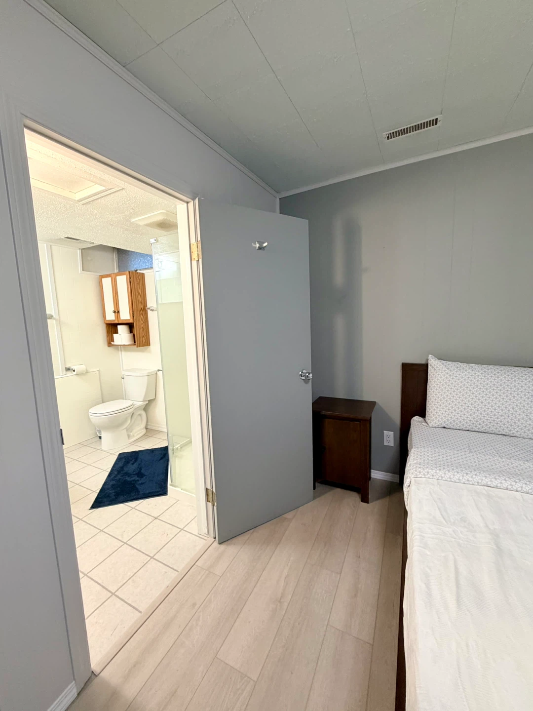 LARGE Private Ensuite Bedroom — $1,100/month ALL-IN - photo 5