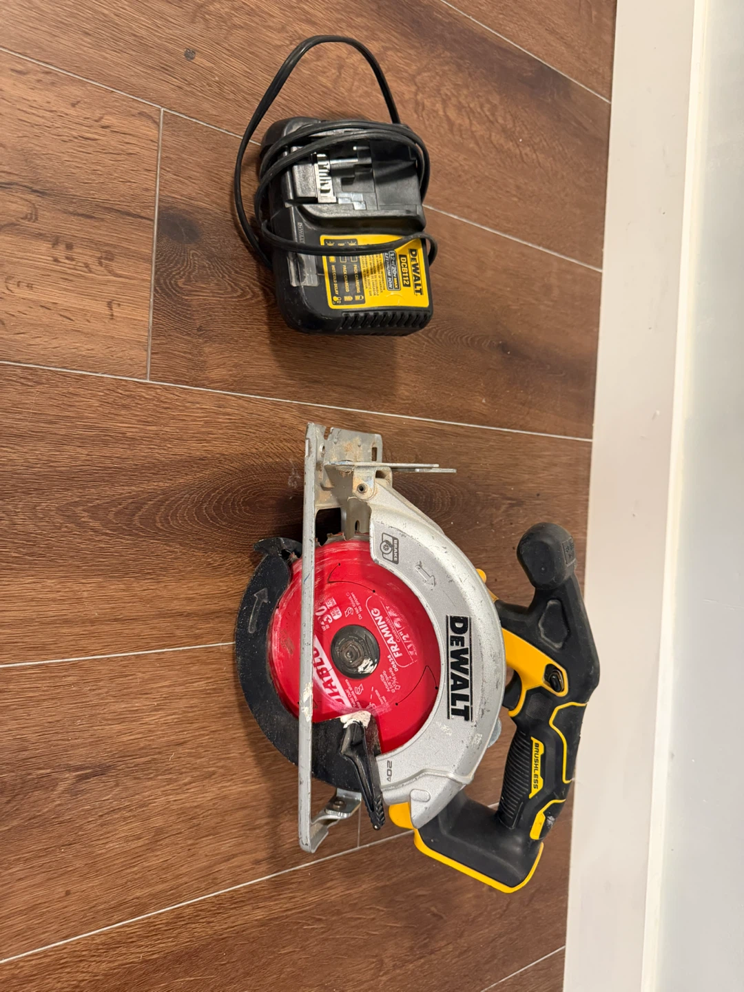 DeWalt 20V Max Brushless Circular Saw and Charger - photo 2