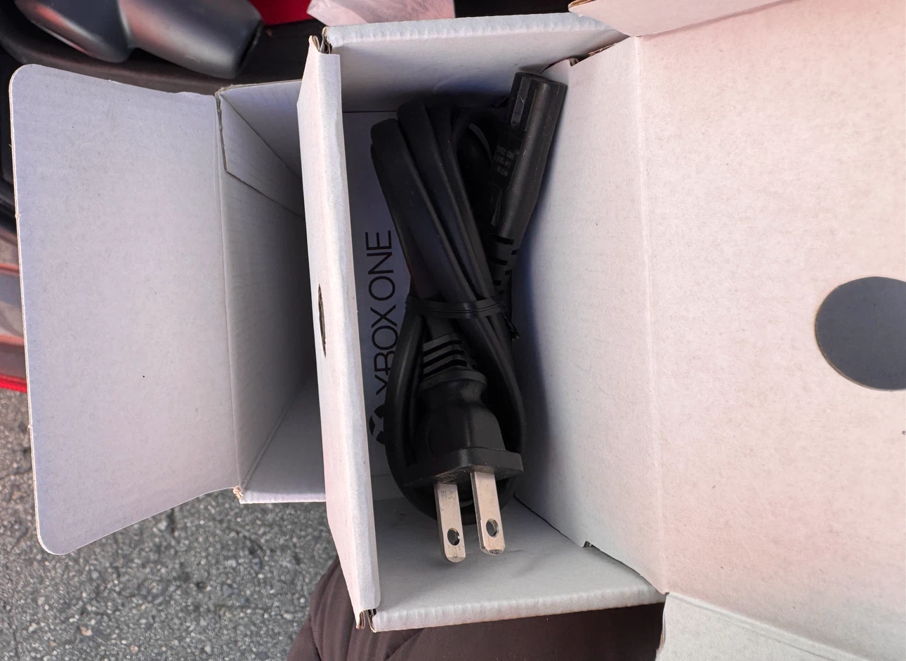Xbox one X 1 TB - like new in box - photo 5