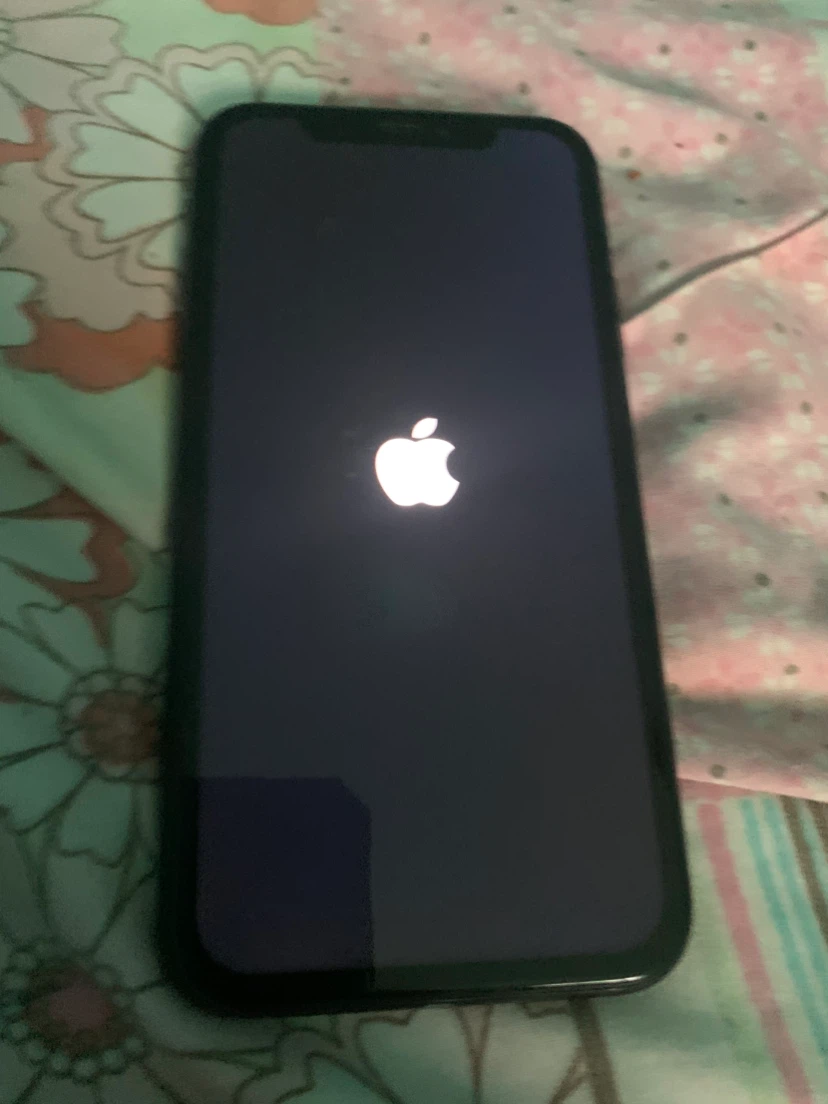 Apple iPhone XR (needs to be restored) - photo 2