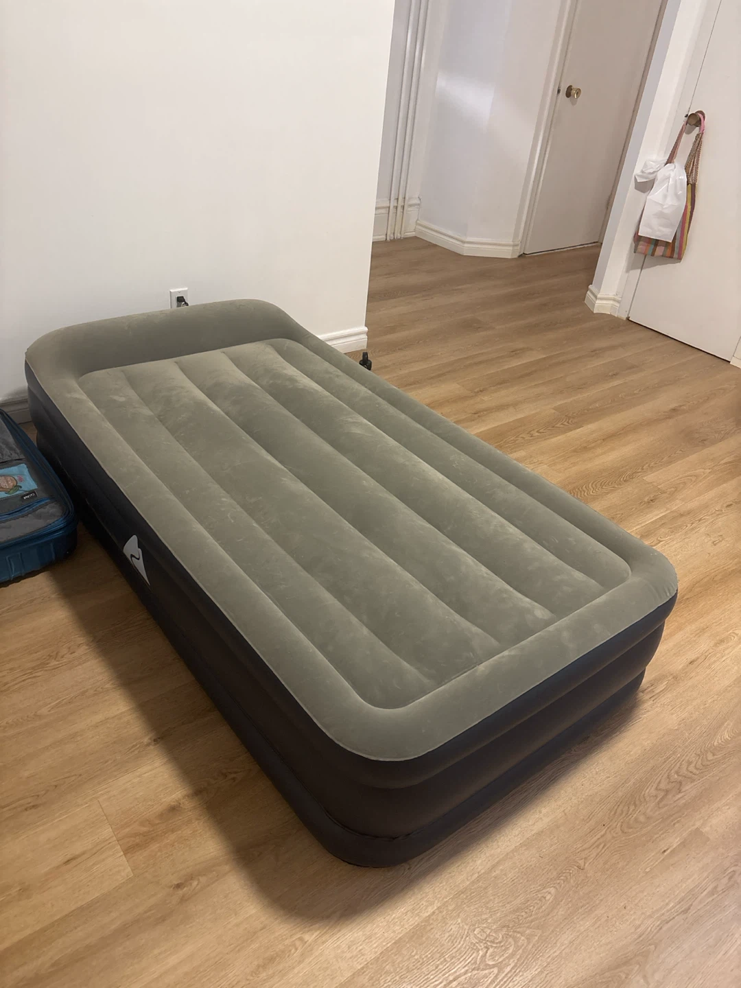 Inflatable air mattress with built-in pump