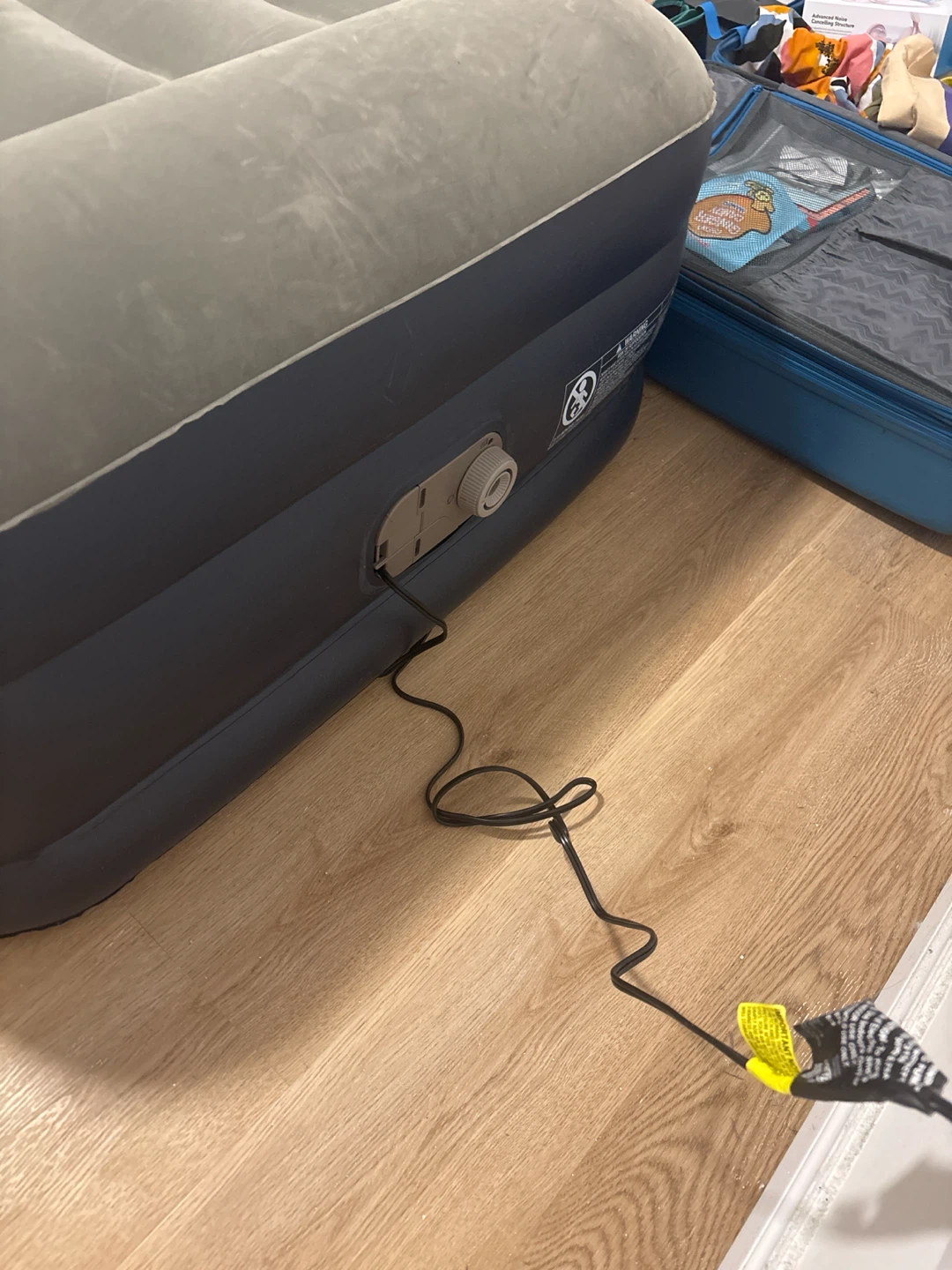 Inflatable air mattress with built-in pump - photo 2