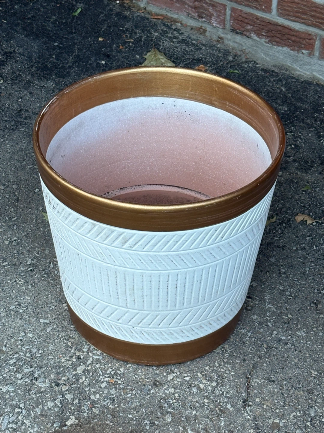 White and gold ceramic plant pot