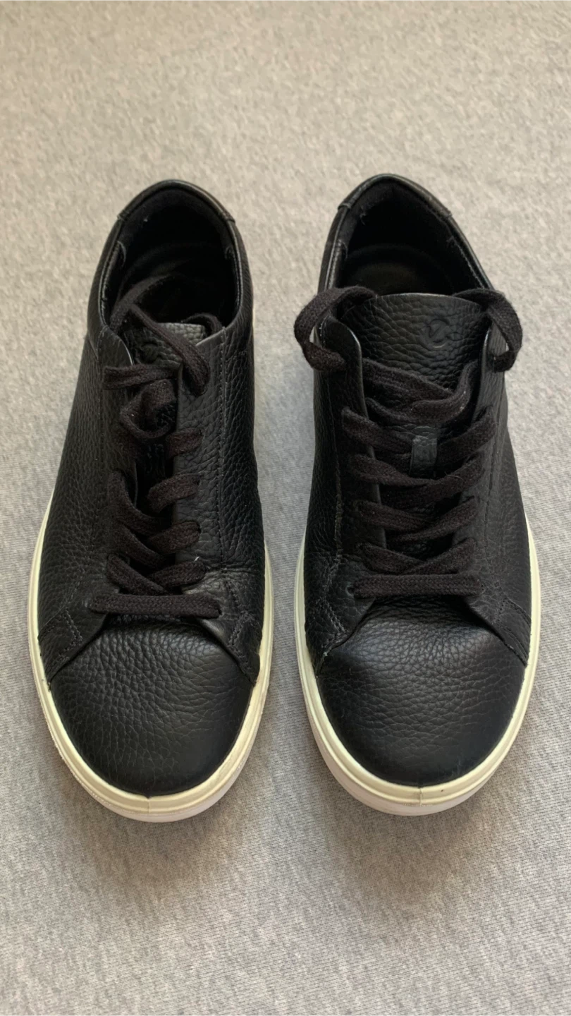 ecco Women’s Black Leather Sneakers Size 38 (7-7.5)