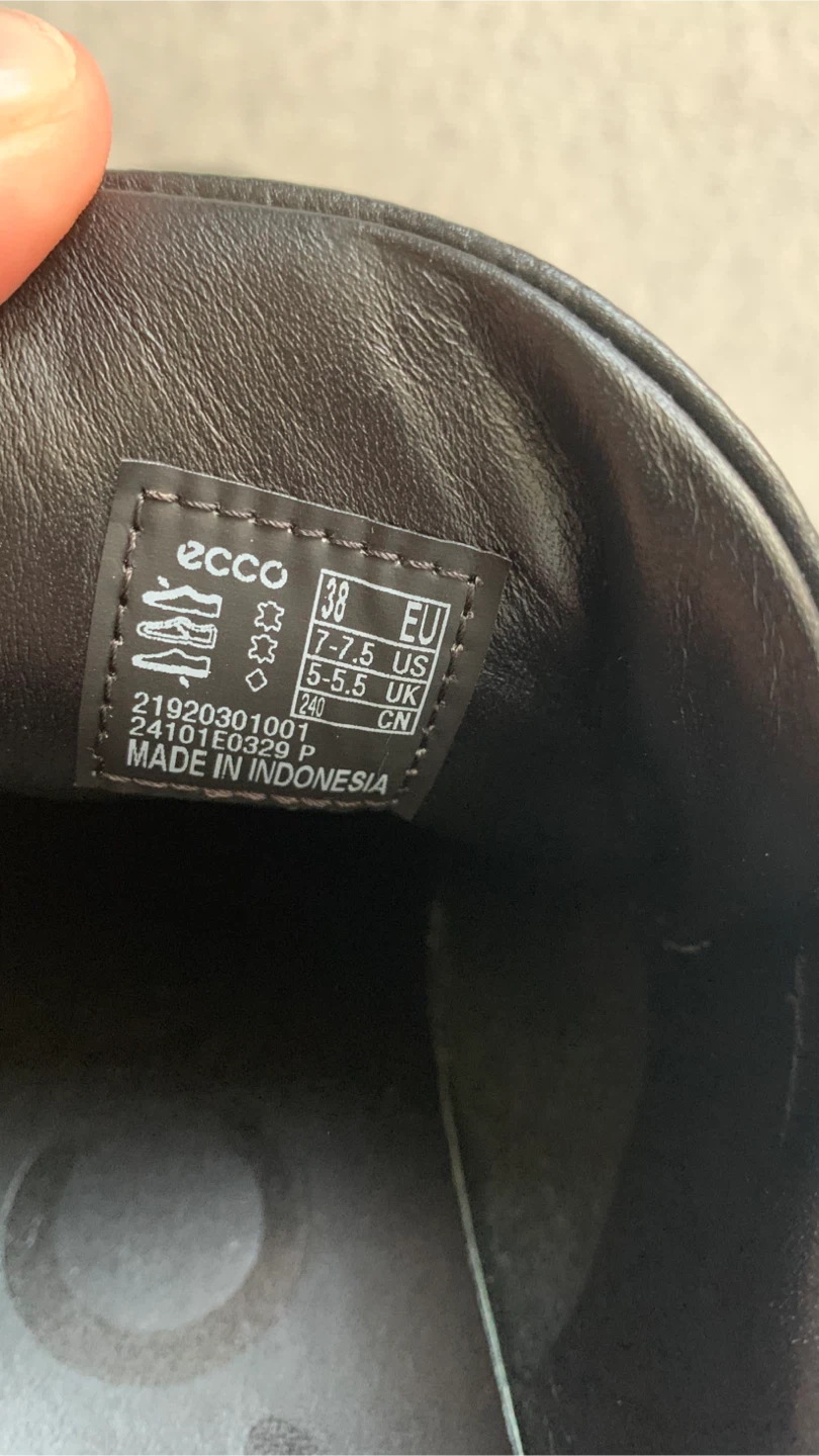 ecco Women’s Black Leather Sneakers Size 38 (7-7.5) - photo 4