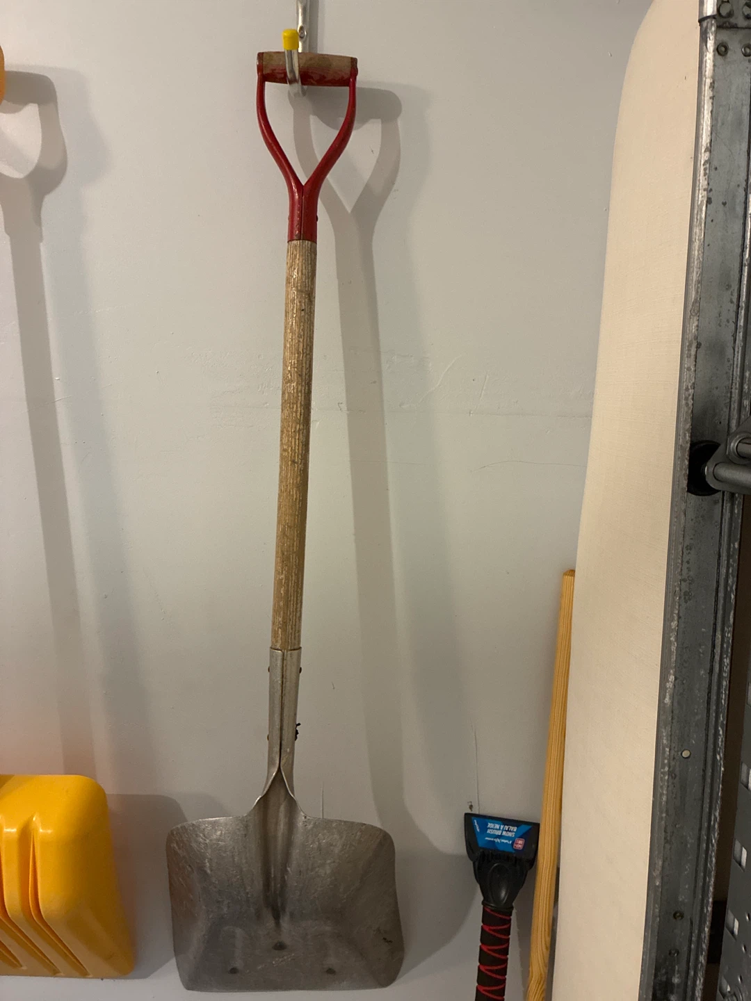 Aluminum snow shovel - industrial heavy duty