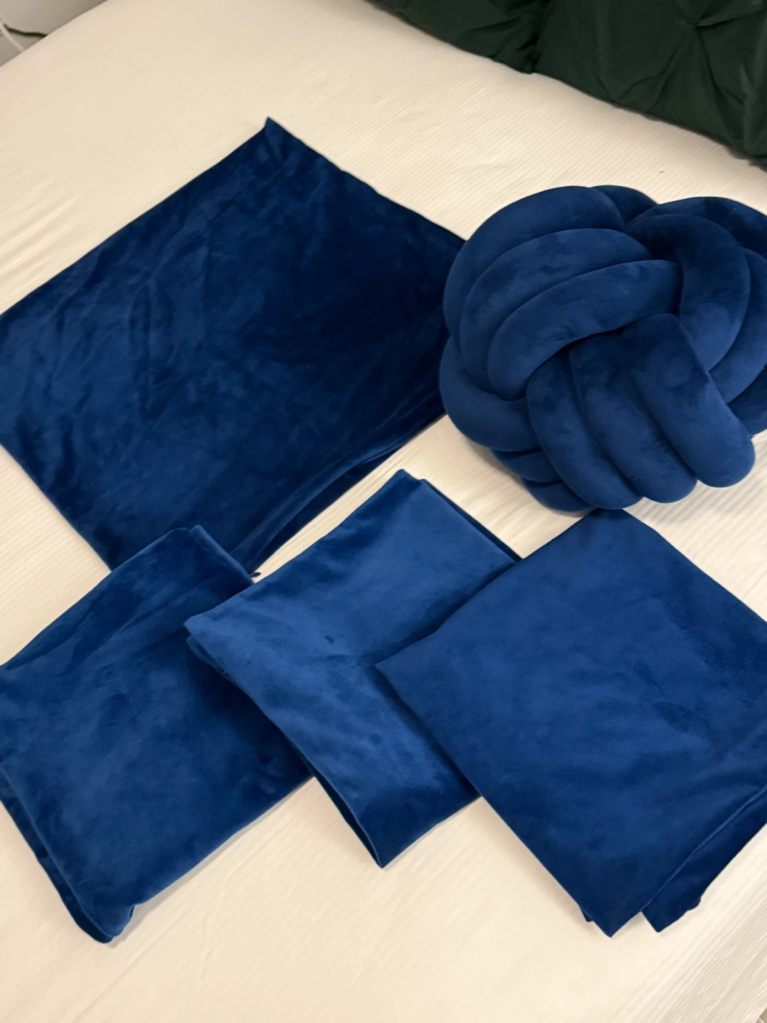 Set of Blue Velvet Cushion Covers and Knot Pillow - photo 2