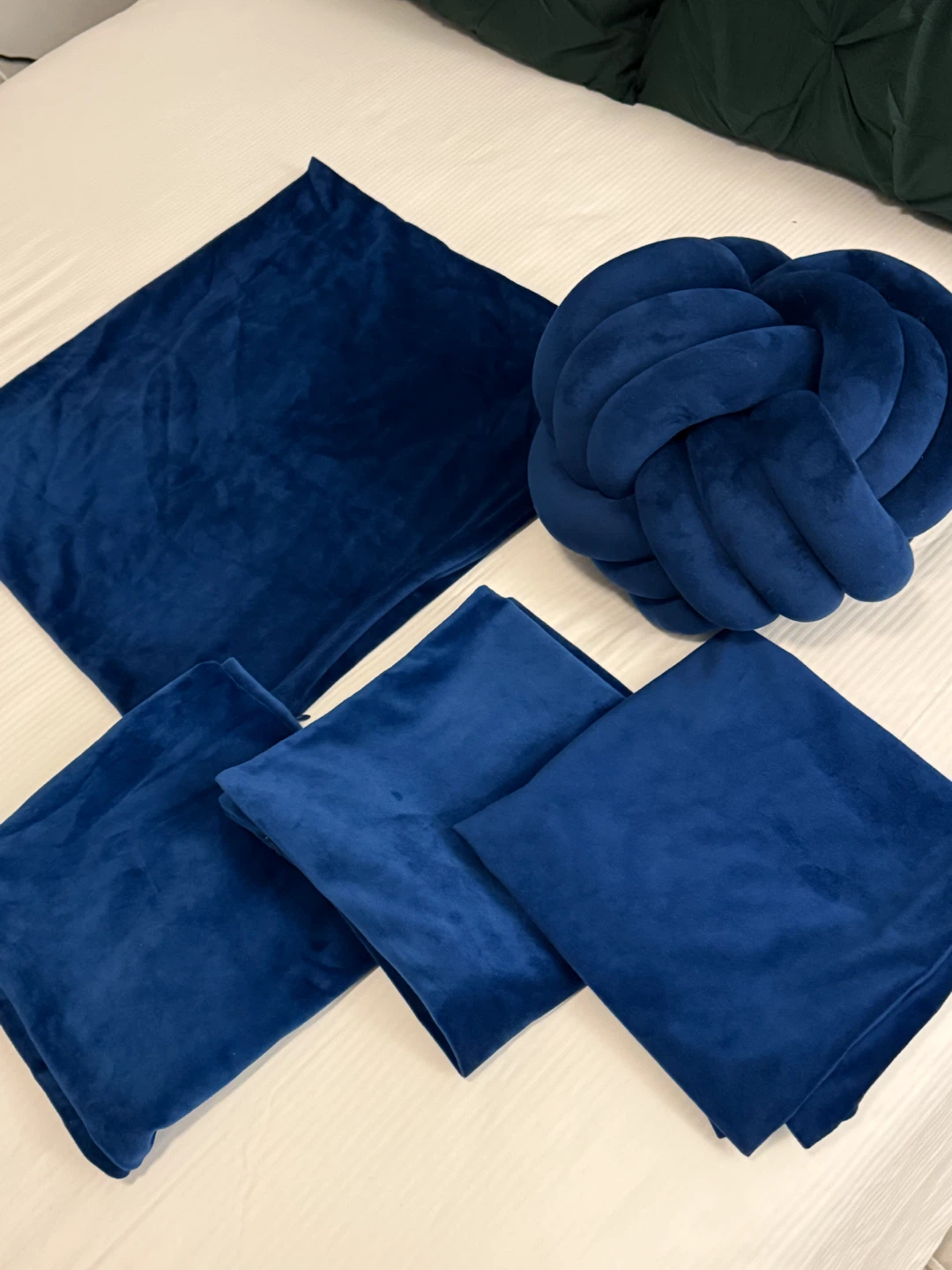 Set of Blue Velvet Cushion Covers and Knot Pillow - photo 3