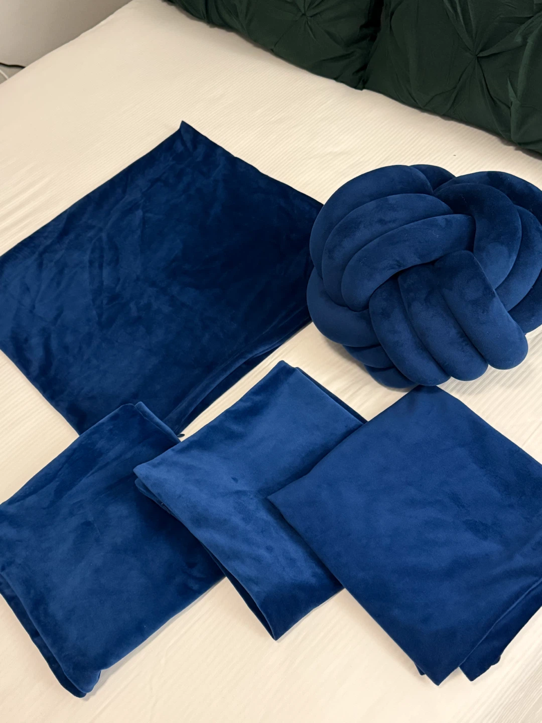 Set of Blue Velvet Cushion Covers and Knot Pillow - photo 4