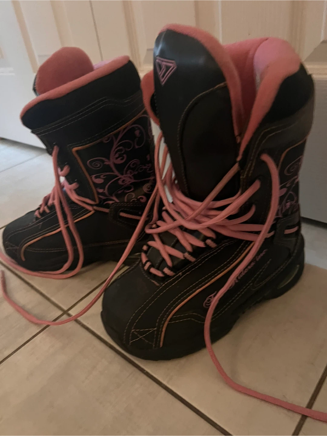 Riders Inc. Snowboard Boots - Black and Pink