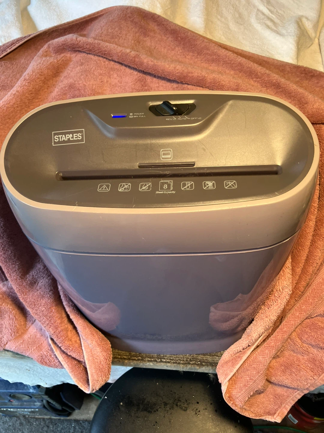 Staples 8-Sheet Paper Shredder - photo 2