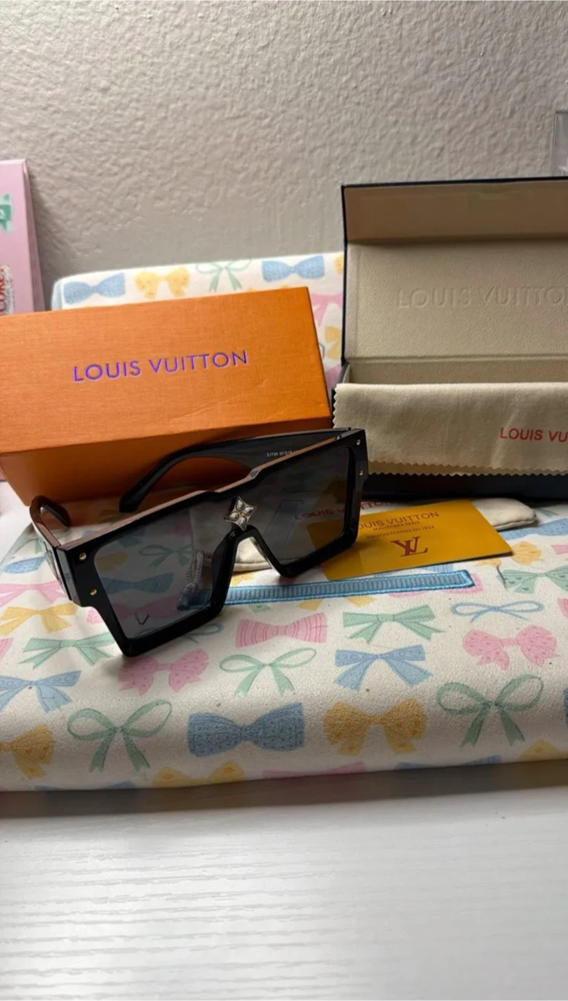 black sunglasses - photo 2