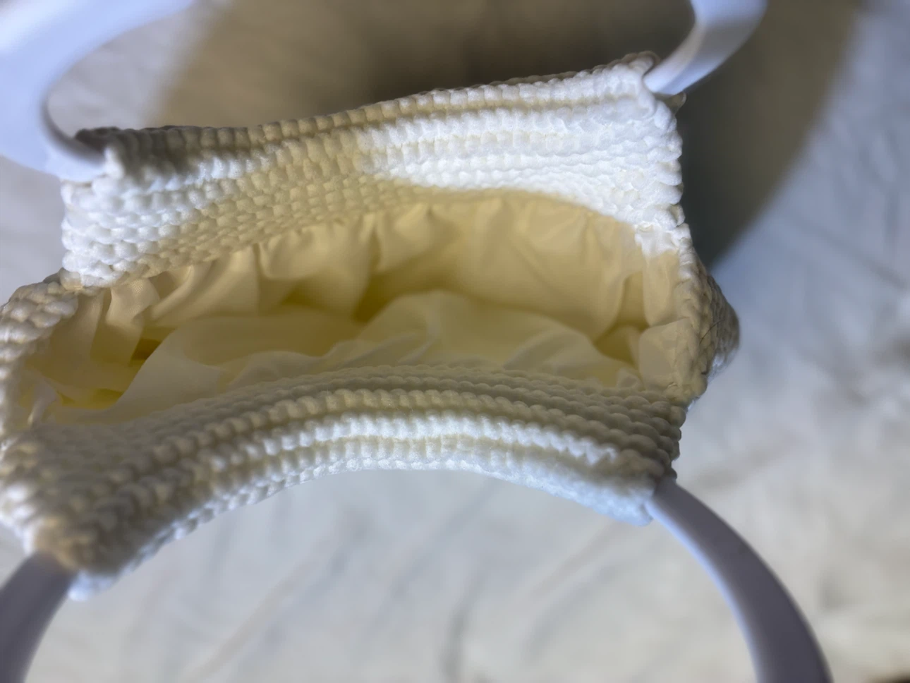 White knitted handbag with round handles - photo 3