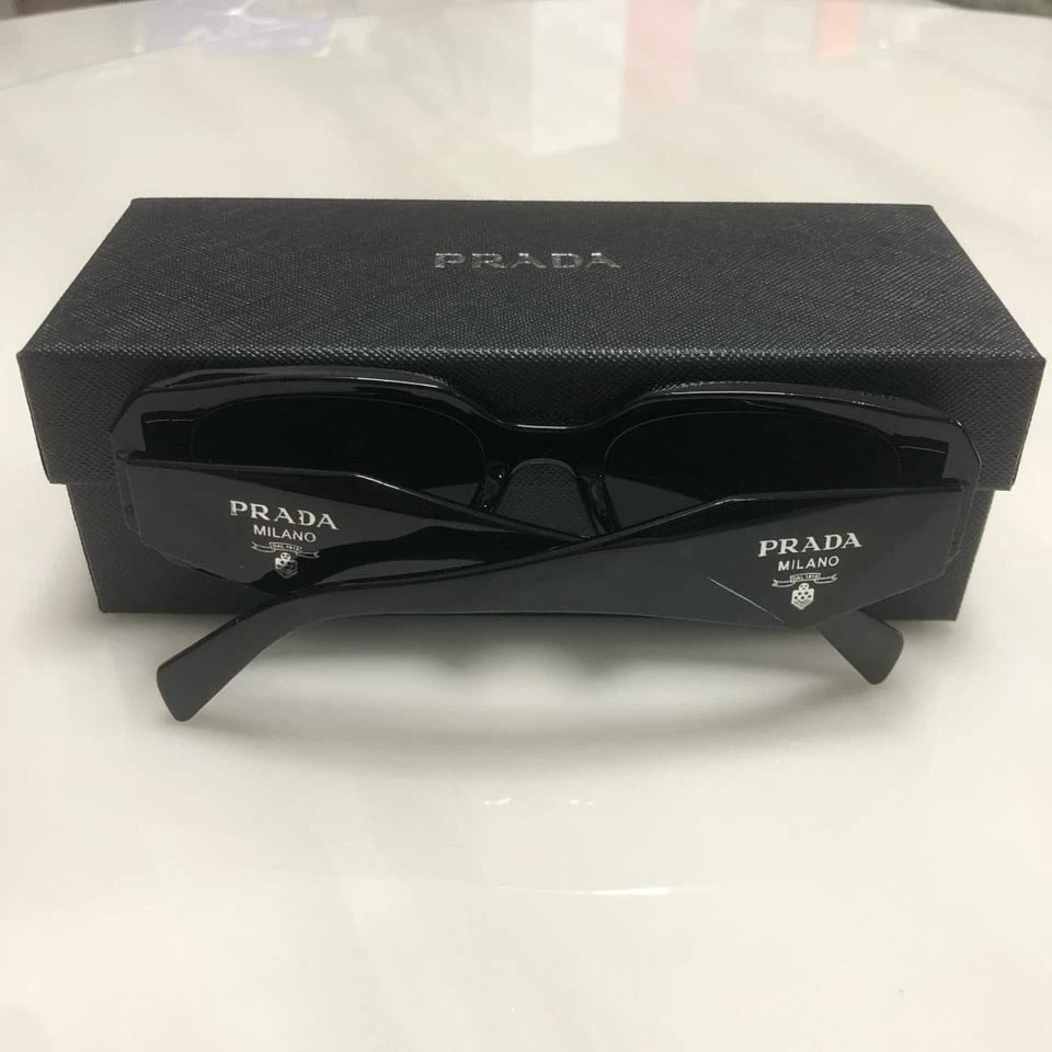black sunglasses - photo 2