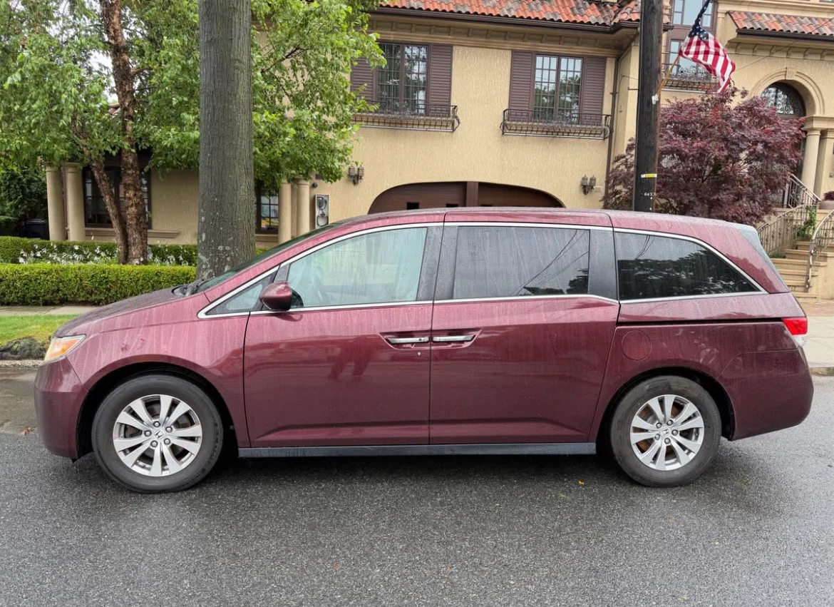 2016 Maroon Honda Odyssey Minivan - photo 3