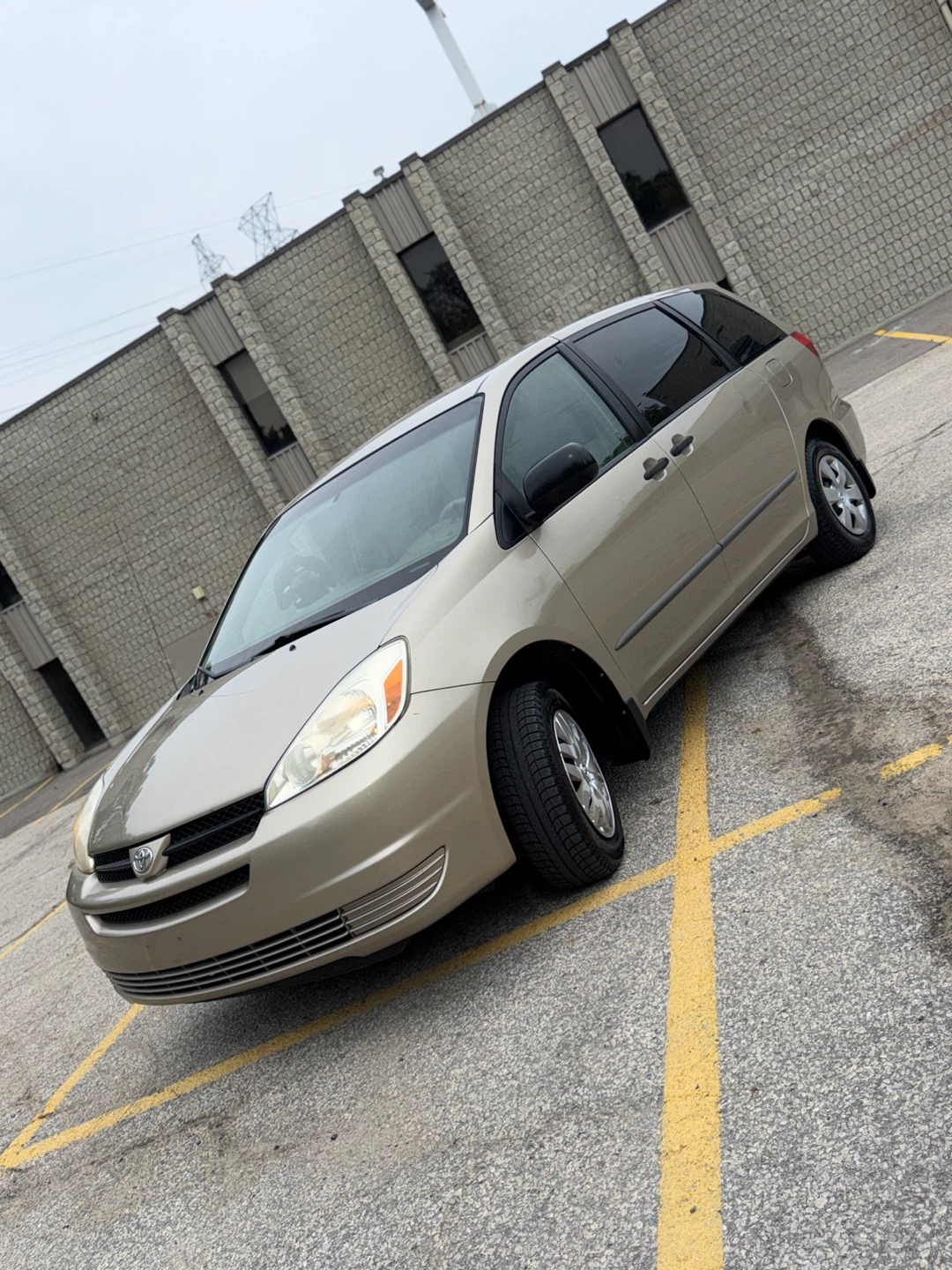 2004 Toyota Sienna CE 7 passenger Minivan