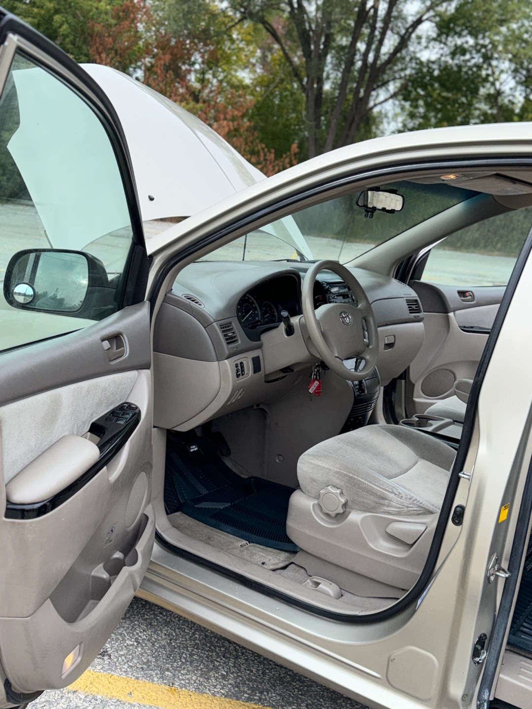 2004 Toyota Sienna CE 7 passenger Minivan - photo 3