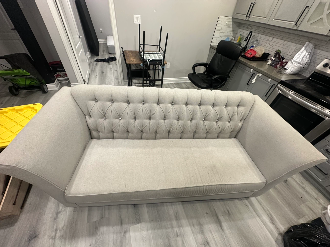 Light grey tufted sofa with crystal buttons - photo 2