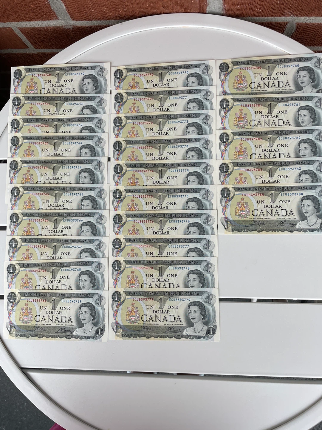 Uncirculated Canadian one dollar notes - photo 2