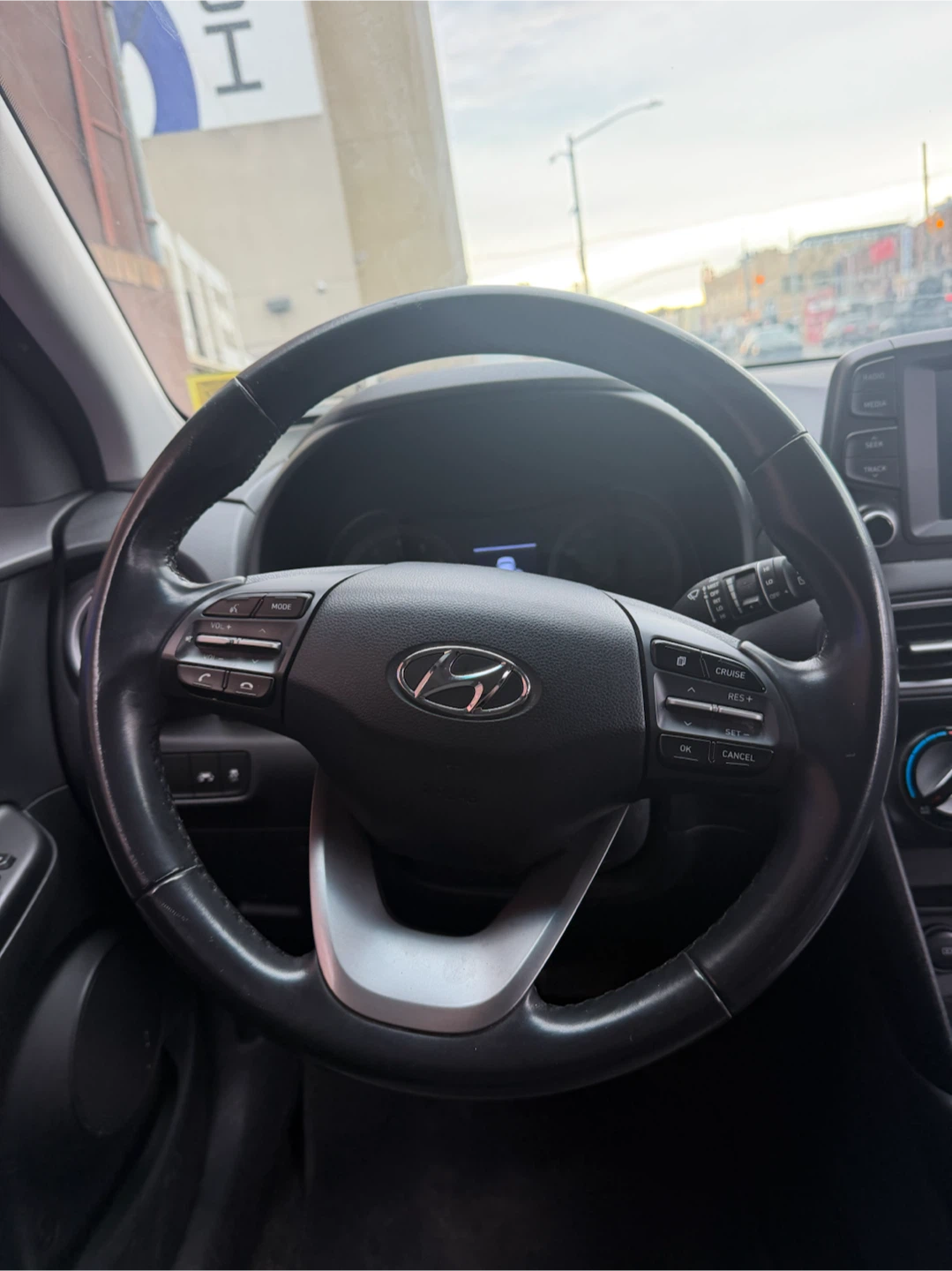 Red Hyundai Kona - photo 3