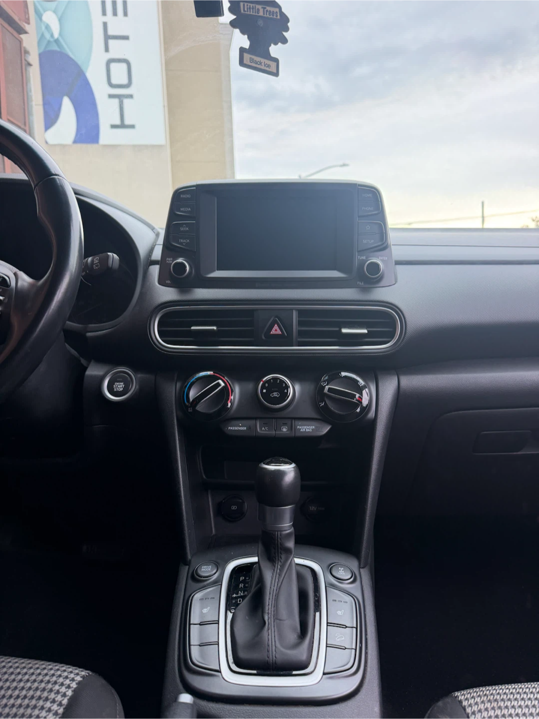 Red Hyundai Kona - photo 4