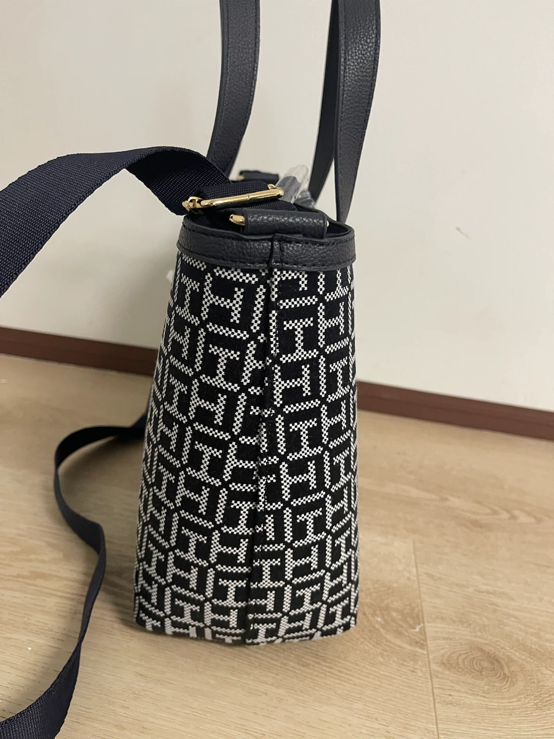 Tommy Hilfiger Monogram Tote Bag - photo 3