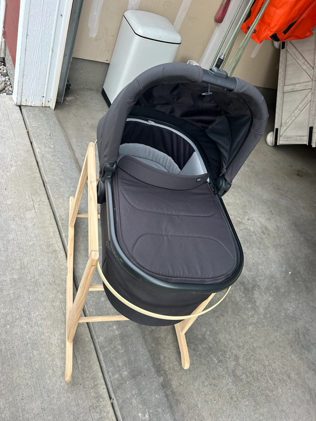 Uppa Baby Bassinet with Jolly Jumper Stand