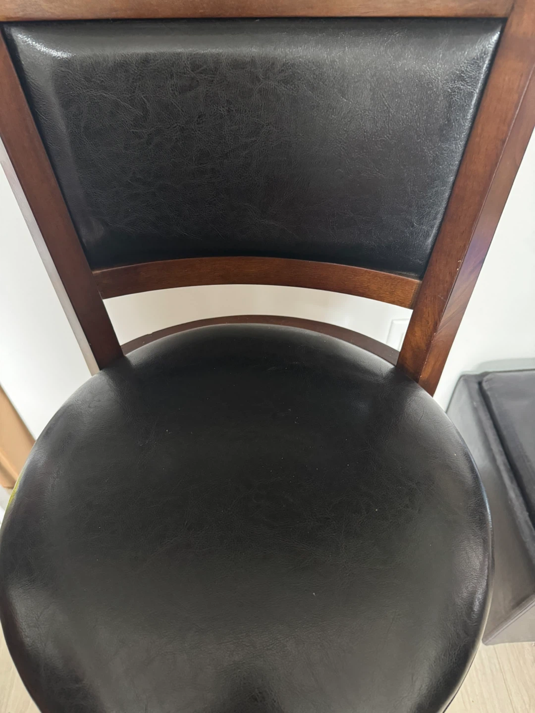 Swivel bar stool with wood frame and black seat - photo 2