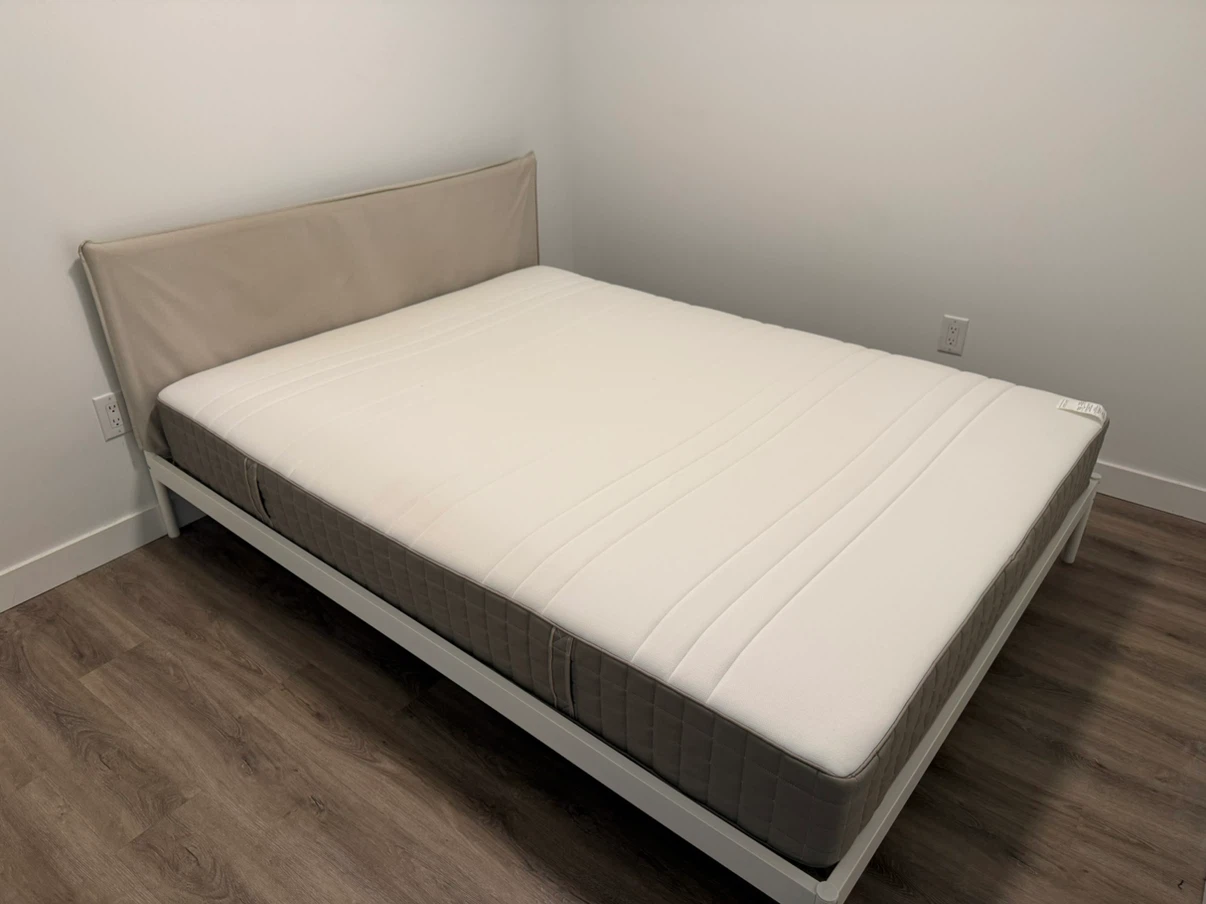 Queen mattress - like new