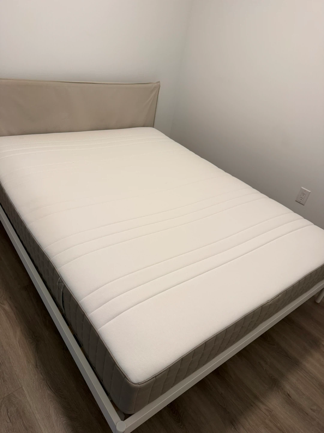 Queen mattress - like new - photo 2