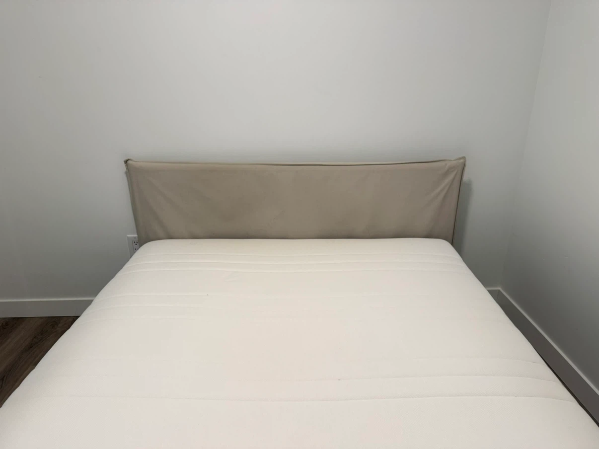 Queen mattress - like new - photo 4