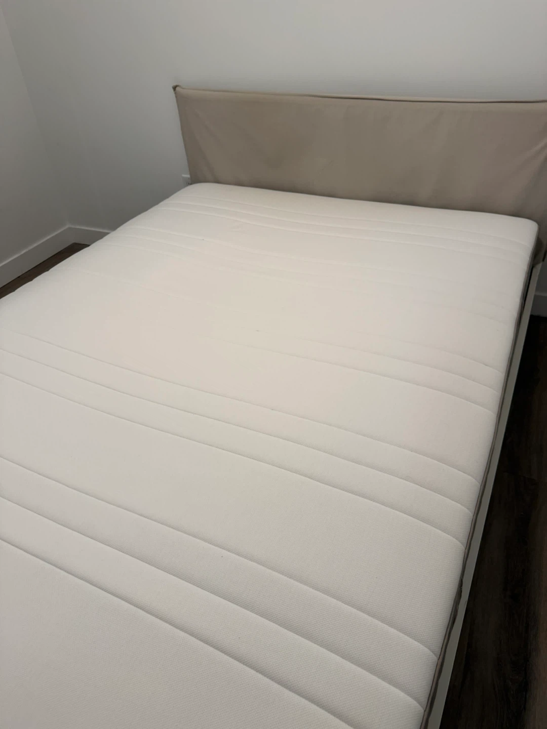 Queen mattress - like new - photo 5